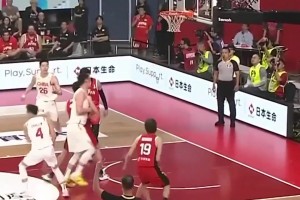 完全起势啊！高诗岩和赵继伟连续三分命中，张镇麟板凳席举手庆祝